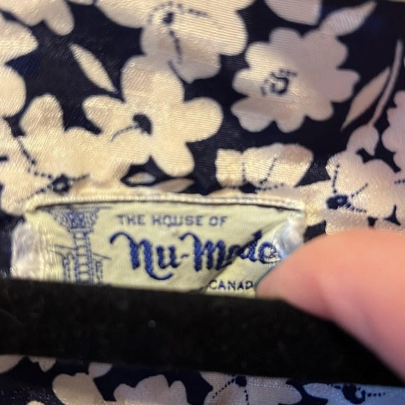 The House of Nu-mode Vintage Navy Blue Floral Long Sleeve Prairie Top - Picture 2 of 9